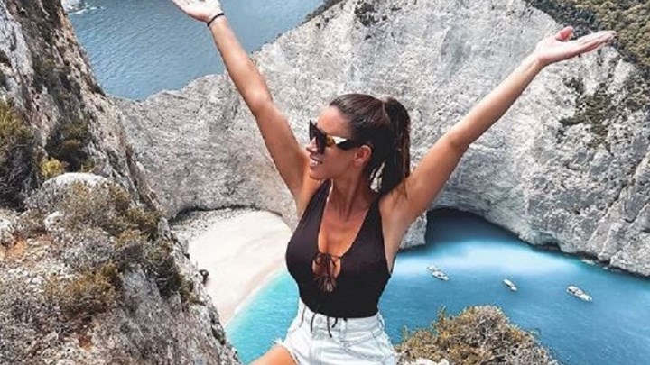 Ολόγυμνη η εκρηκτική ποδηλάτισσα Λουσία Γιαβορτσέκοβα στο Ναυάγιο της Ζακύνθου – ΦΩΤΟ