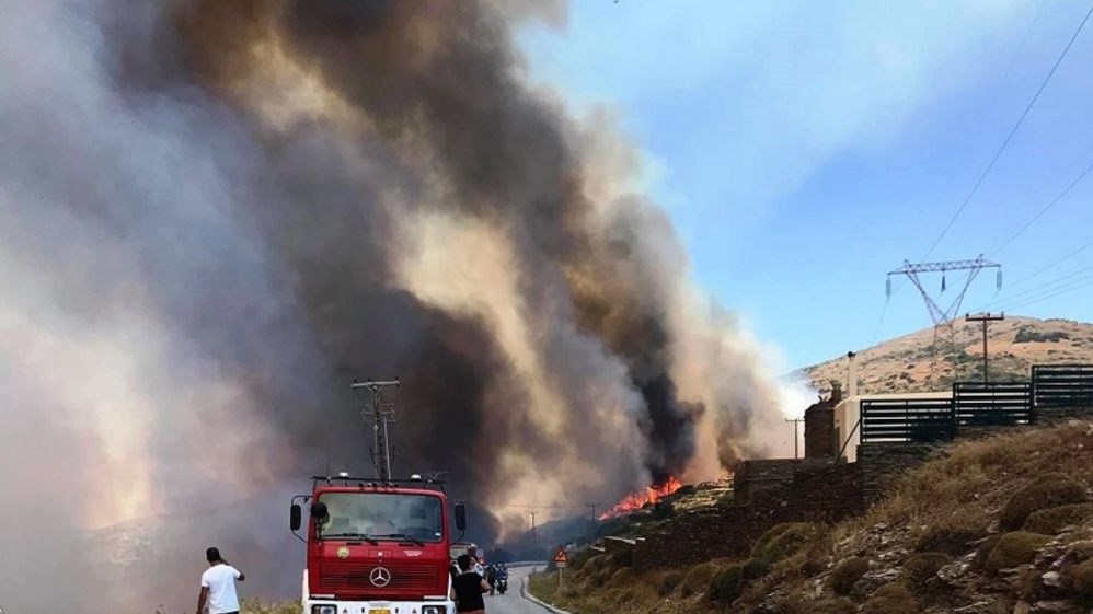 Φωτιά στην Άνδρο: Εκκενώθηκε ο οικισμός Καλαμάκι – Τι δηλώνει ο δήμαρχος στο enikos.gr