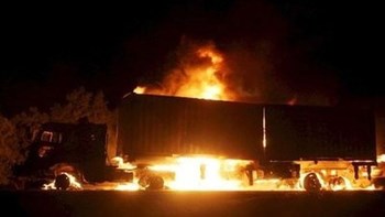 ΕΚΤΑΚΤΟ – Κλειστή η Εθνική οδός Αθηνών-Κορίνθου στο ύψος της Κινέτας από φωτιά σε νταλίκα