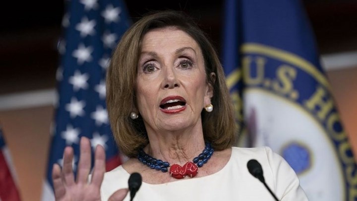 Πελόζι: Αν ο Τραμπ χάσει τις εκλογές και αρνηθεί να αποχωρήσει θα φύγει με «απεντόμωση»