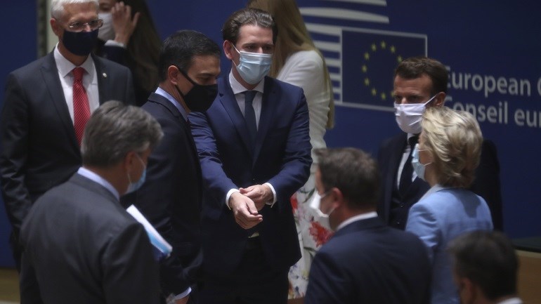 Σύνοδος Κορυφής: Συμβιβασμός των «27» για τη σύνδεση της χρηματοδότησης με το Κράτος Δικαίου