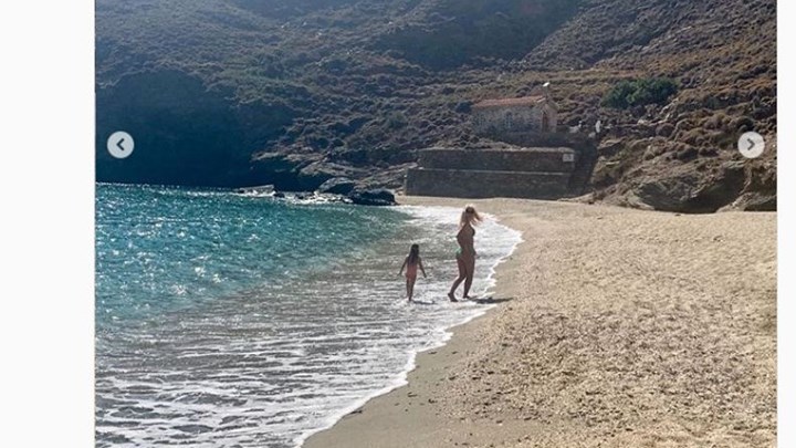 Ελένη Μενεγάκη: Πιο ανέμελη από ποτέ – Παιχνίδια με την κόρη της πάνω στο κύμα – ΦΩΤΟ