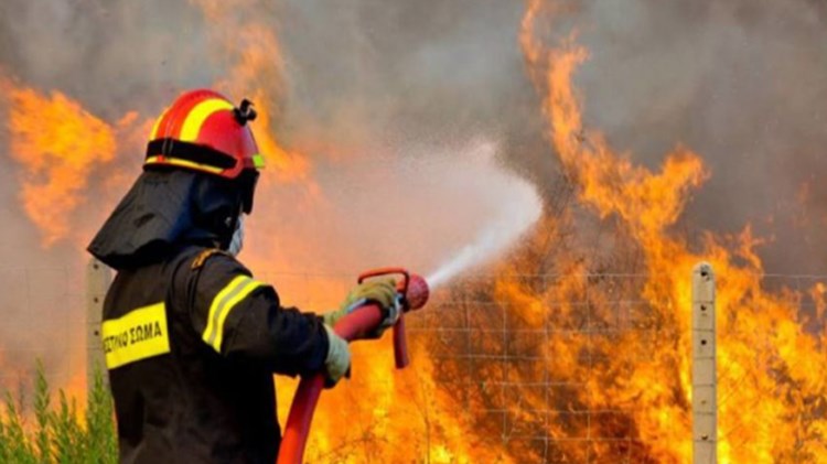 Υπό μερικό έλεγχο η φωτιά στην Κόρινθο