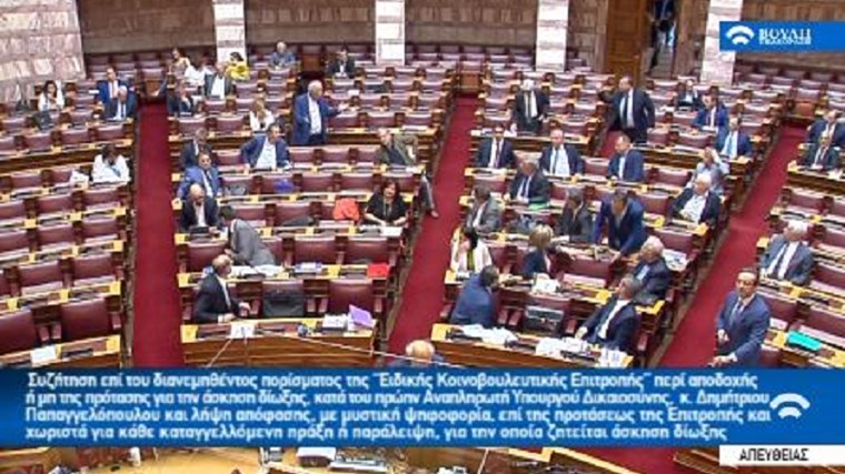 Ένταση στη Βουλή: Βουλευτής του ΣΥΡΙΖΑ έκανε χειρονομία – Διεκόπη η συνεδρίαση