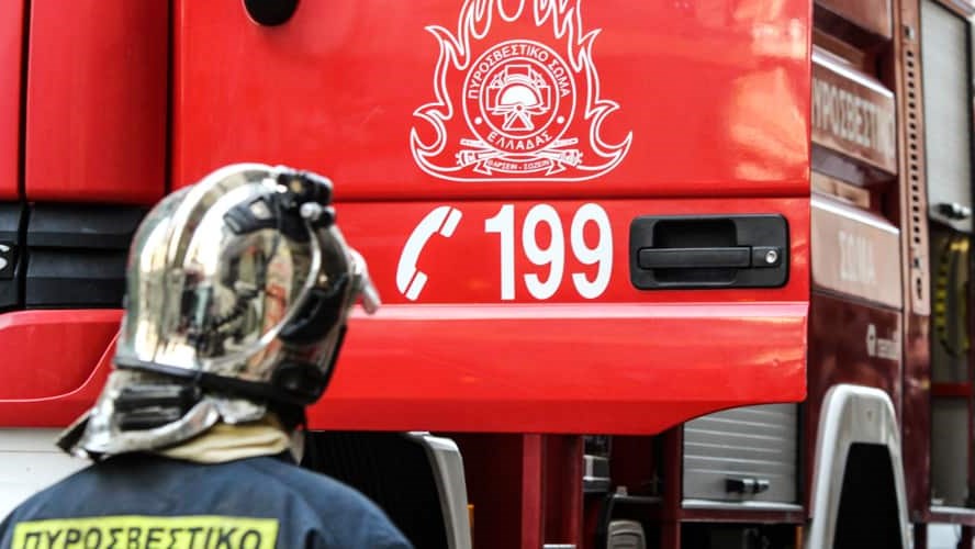 Φωτιά σε ισόγειο στον Πειραιά – Απεγκλωβίστηκαν δύο άτομα