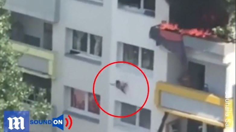 ΒΙΝΤΕΟ: Δύο παιδιά σώθηκαν από φωτιά πηδώντας από ύψος 12 μέτρων στην αγκαλιά των διασωστών