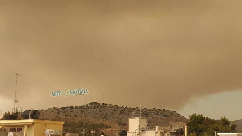 Φωτιά στις Κεχριές Κορινθίας: Μυρίζει καμένο σε όλη την Αργολίδα – Ο καπνός έφθασε στο Ναύπλιο -ΦΩΤΟ