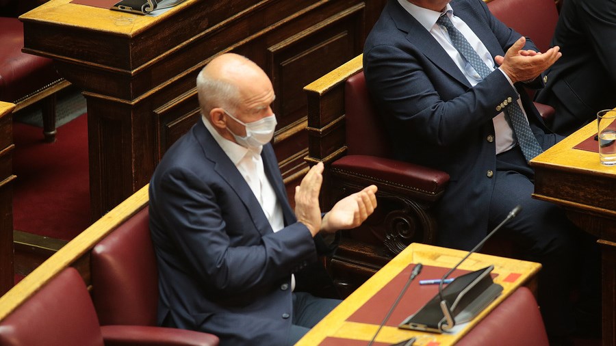 Βουλή: Με μάσκα και μόνος του ο Γιώργος Παπανδρέου – ΦΩΤΟ