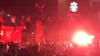 Ξέφρενα πανηγύρια έξω από το «Άνφιλντ» – ΒΙΝΤΕΟ