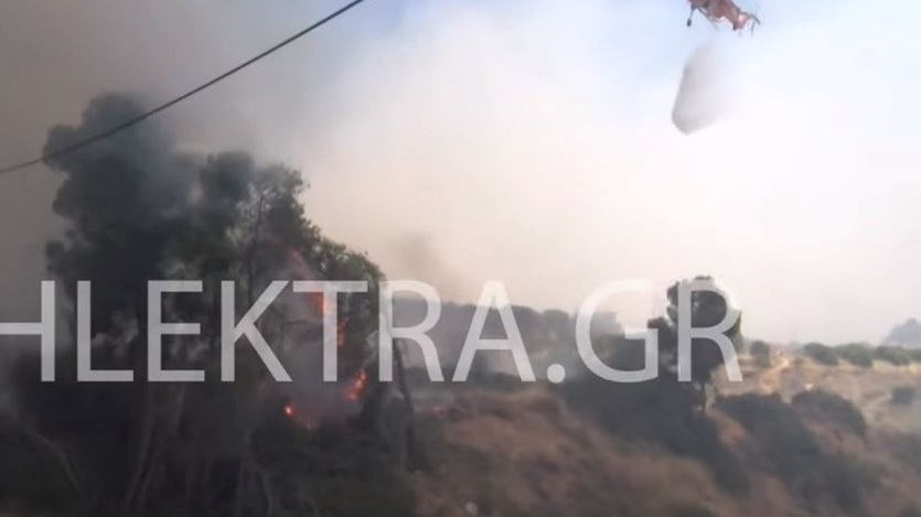 Φωτιά στις Κεχριές: Ελικόπτερο της Πυροσβεστικής «έλουσε» καμεραμάν τοπικού συνεργείου – ΒΙΝΤΕΟ