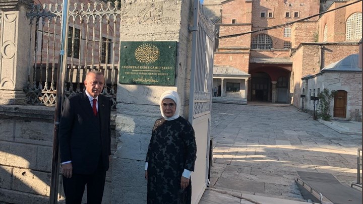 Στην Αγία Σοφία ο Ερντογάν – Η ΦΩΤΟ που έβγαλε μπροστά στη νέα πινακίδα