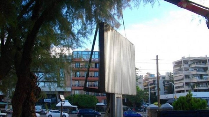 Επιστρέφουν σε πεζόδρομους και πλατείες οι πινακίδες “εκτρώματα”