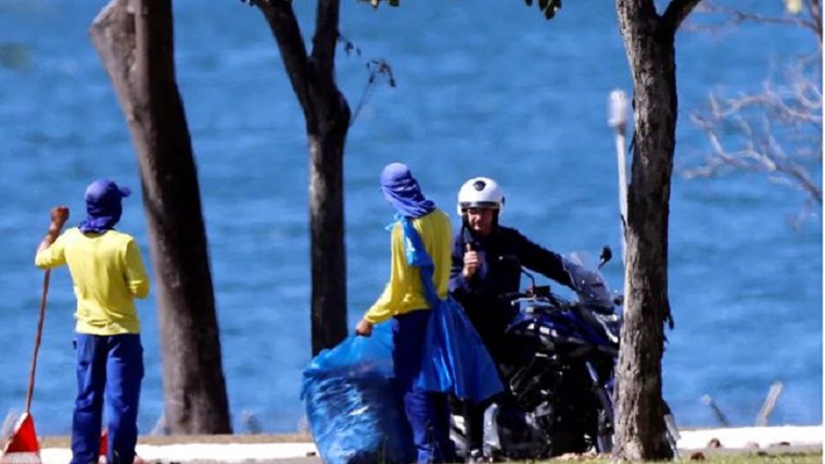 Για βόλτες ο “μηχανόβιος” Μπολσονάρου – Έχει κορονοϊό, αλλά συζητά με κόσμο χωρίς μάσκα