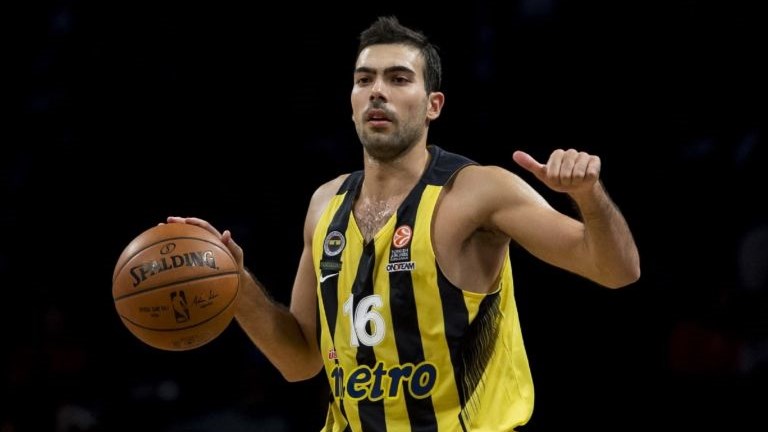 Σλούκας: Επιστρέφει στον Ολυμπιακό – Η στιγμή που υπογράφει – ΦΩΤΟ