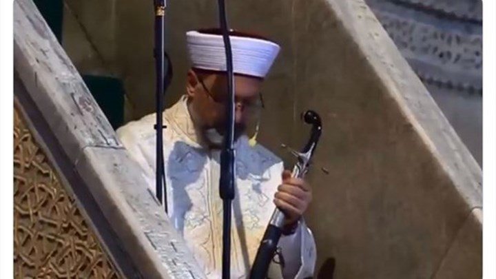 Αγία Σοφία: Η κίνηση του ιμάμη με το οθωμανικό ξίφος δεν ήταν τυχαία – Τι συμβολίζει – ΒΙΝΤΕΟ