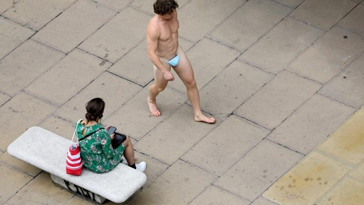 Ολόγυμνος στον δρόμο με μάσκα… στα επίμαχα σημεία -ΦΩΤΟ