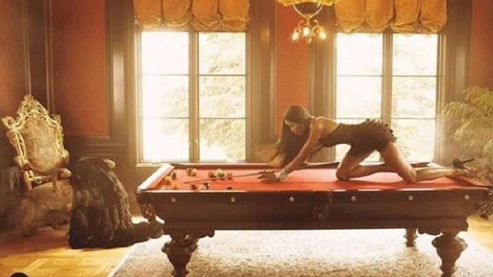 Η Ναόμι Κάμπελ παραδίδει μαθήματα μπιλιάρδου με… δωδεκάποντα – ΦΩΤΟ