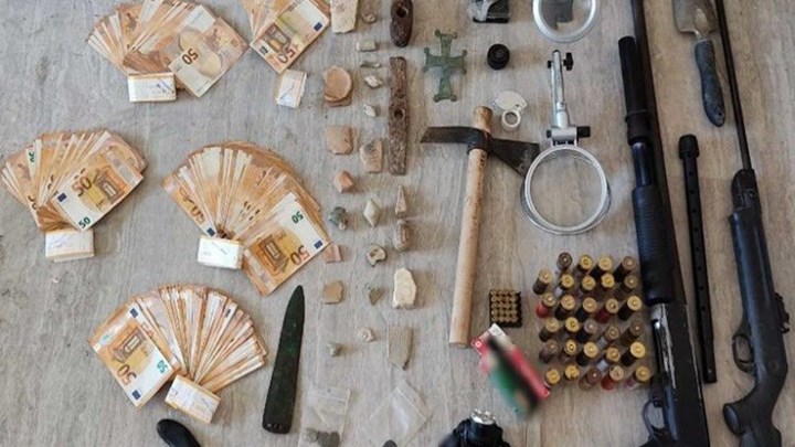 Κρήτη: 55χρονος είχε στην κατοχή του αρχαιολογικά αντικείμενα, ναρκωτικά και όπλα