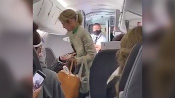 Viral: Πέταξαν έξω από το αεροσκάφος γυναίκα που αρνήθηκε να φορέσει μάσκα – Χειροκρότησαν οι επιβάτες