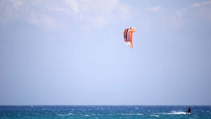 Μύκονος: Ο αέρας παρέσυρε kite surfer – Έπεσε σε αυτοκίνητο και σε τοίχο – ΒΙΝΤΕΟ