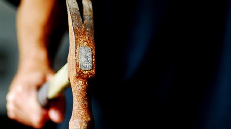 Σύρος: Άγρια συμπλοκή – Ένας τραυματίας με χτύπημα από σφυρί στο πρόσωπο