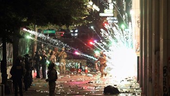 Νύχτα “κόλαση” στις ΗΠΑ: Συγκρούσεις διαδηλωτών και αστυνομικών: Ένας νεκρός και πολλοί τραυματίες