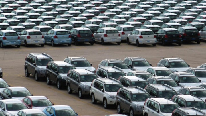 Τι αλλάζει στα τέλη ταξινόμησης των ΙΧ – Οι εκπτώσεις για τα υβριδικά