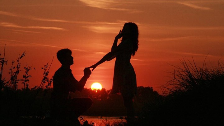 Λάρισα: Πρόταση γάμου σαν από χολιγουντιανή ταινία – Πρώτα βγήκαν όπλα και μετά το δαχτυλίδι – ΒΙΝΤΕΟ