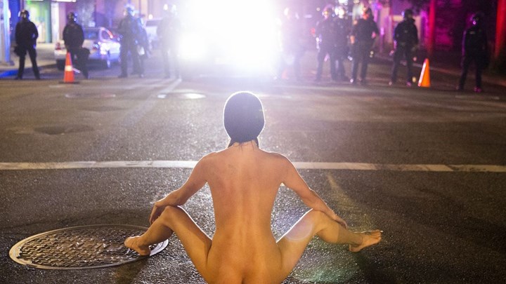 Η “γυμνή Αθηνά” του Πόρτλαντ – Η διαδηλώτρια που έγινε viral – ΒΙΝΤΕΟ