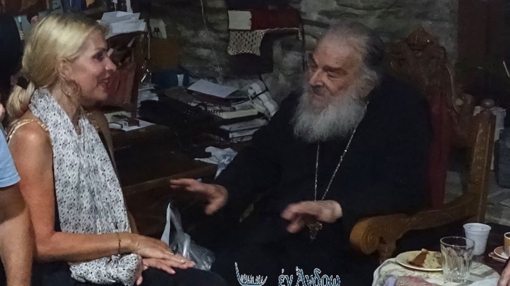 Ελένη Μενεγάκη: Σε μοναστήρι της Άνδρου με τον Μάκη και τη μητέρα της – ΦΩΤΟ