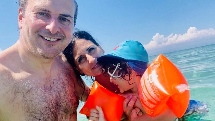 Χατζηδάκης: Βουτιές με τον γιο του και τη σύζυγό του – ΦΩΤΟ