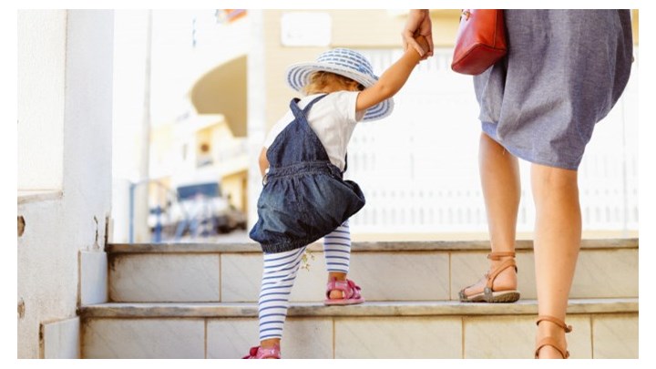 “Νταντάδες της γειτονιάς”: Πώς θα γίνεται η πιστοποίηση – Πότε θα ξεκινήσει το πρόγραμμα