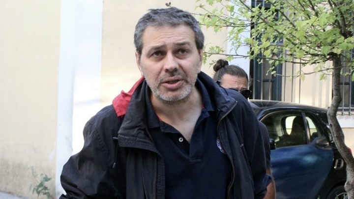 Καρέ – καρέ η επίθεση στον Στέφανο Χίο – Η στιγμή που ο δράστης σκύβει στο αυτοκίνητο για να πυροβολήσει