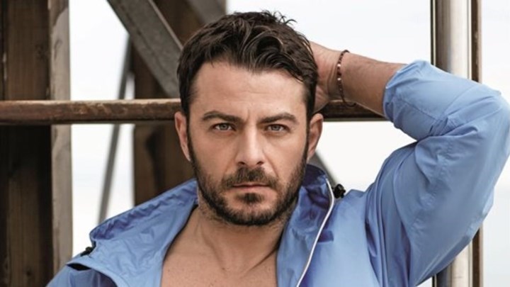 Γιώργος Αγγελόπουλος: Ποζάρει ημίγυμνος μέσα στη θάλασσα – ΒΙΝΤΕΟ