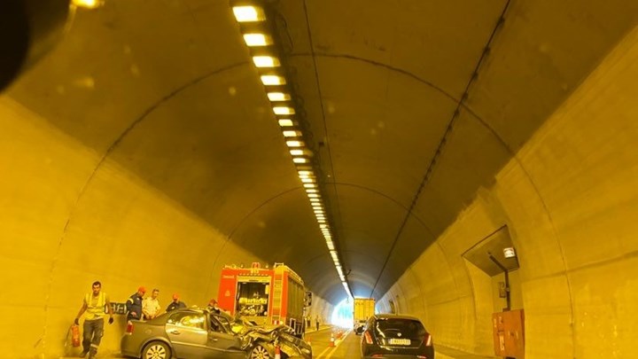 Εγνατία Οδός: Σοκαριστικό τροχαίο μέσα σε τούνελ – Αυτοκίνητο συγκρούστηκε με φορτηγό – ΦΩΤΟ