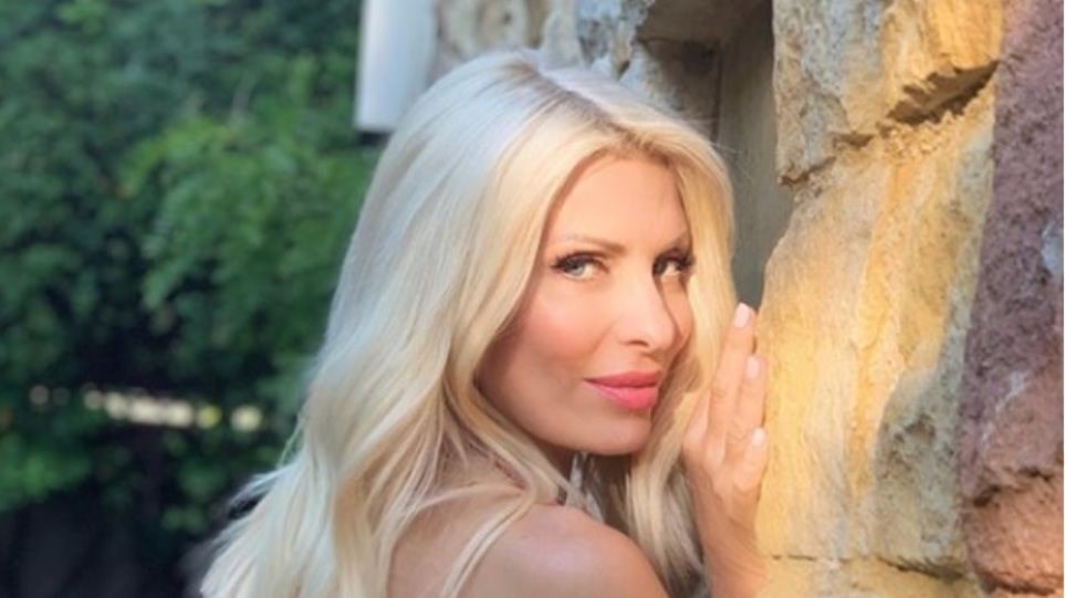 Ελένη Μενεγάκη: Επέστρεψε στην Αθήνα – ΦΩΤΟ