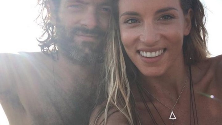 Φίλιππος Μιχόπουλος: Αγνώριστος ο σύζυγος της Αθηνάς Οικονομάκου – Ξύρισε το κεφάλι του – ΦΩΤΟ