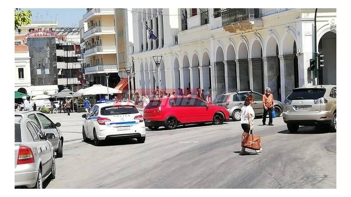 Πάτρα: Το αδιαχώρητο για ένα εισιτήριο έξω από το Δημοτικό Θέατρο – Τα μέτρα… πήγαν περίπατο – ΦΩΤΟ