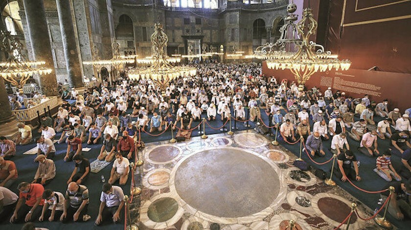 Αγία Σοφία: Προσευχή έπειτα από 86 χρόνια για το Μπαϊράμι – Ξανά με οθωμανικό ξίφος ο ιμάμης