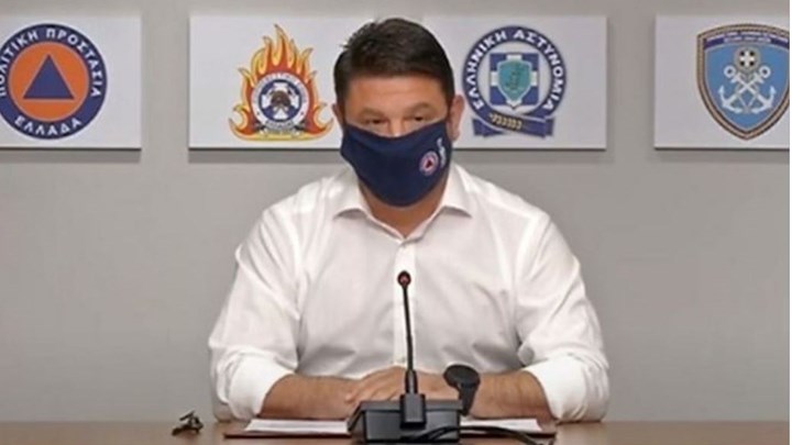 Το μήνυμα Χαρδαλιά: Φόρεσε μάσκα στην ενημέρωση για τον κορονοϊό