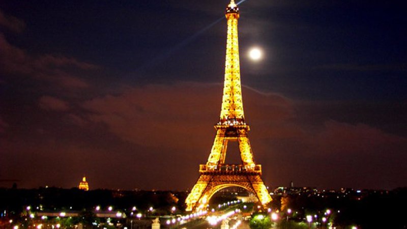 Γαλλία – Παρίσι: Υποχρεωτική η μάσκα στους εξωτερικούς χώρους