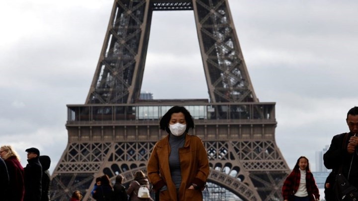 Κορονοϊός-Γαλλία: Υποχρεωτική η χρήση μάσκας στο Παρίσι – Αρχές του 2021 το εμβόλιο