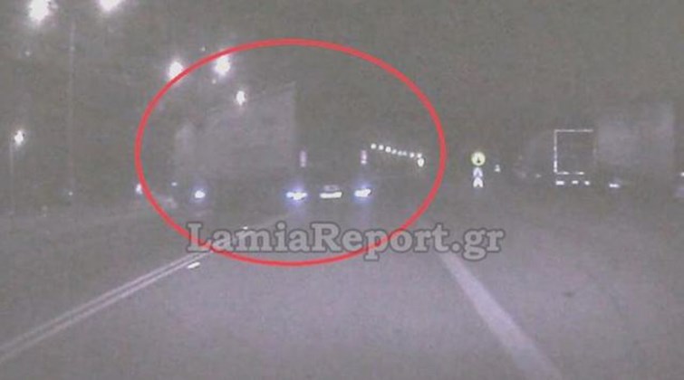 Στυλίδα: Οδηγός νταλίκας διέσχισε κάθετα την Εθνική Οδό για να παρκάρει – ΒΙΝΤΕΟ