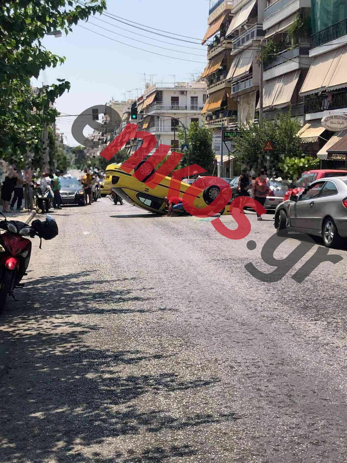 Τροχαίο στη Νίκαια – Αναποδογύρισε ταξί  – ΦΩΤΟ αναγνώστη