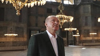 Νέα δήλωση-πρόκληση Ερντογάν για την Αγία Σοφία – Τι απάντησε για το σόου με τα σπαθιά