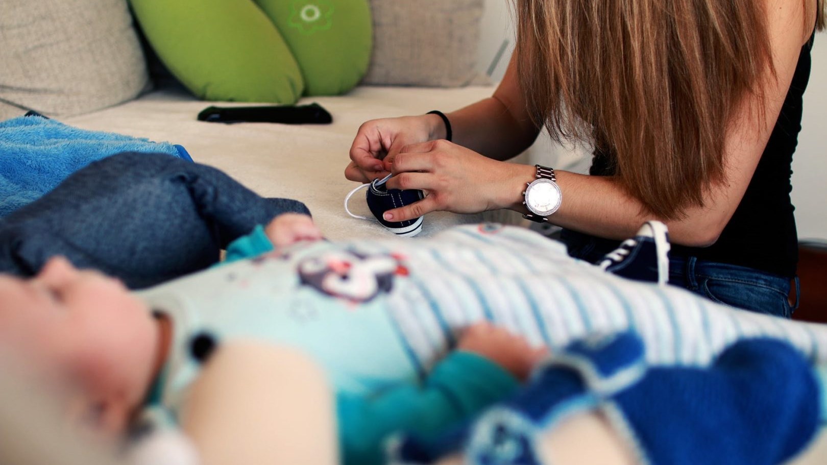 “Νταντάδες της γειτονιάς”: Τι περιλαμβάνει το νέο πρόγραμμα για τη φύλαξη παιδιών – Πότε ξεκινά