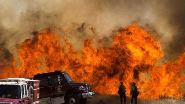 ΗΠΑ: 8.000 άνθρωποι εγκατέλειψαν τις εστίες τους λόγω της πυρκαγιάς Apple Fire στην Καλιφόρνια – ΦΩΤΟ