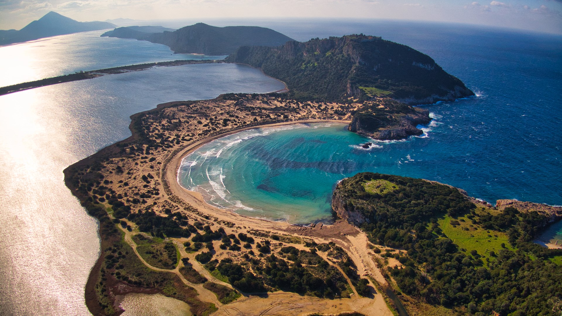 Γλώσσα, η ομορφότερη φυσική “πισίνα” της Μεσογείου – ΒΙΝΤΕΟ από drone
