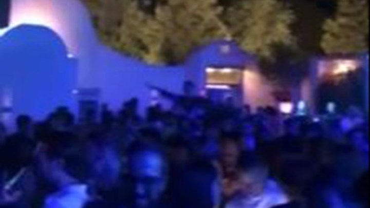 Χωρίς τέλος οι εικόνες συνωστισμού σε κλαμπ και beach bar – Χαμός σε Πάρο, Χαλκιδική και Σύβοτα – ΒΙΝΤΕΟ