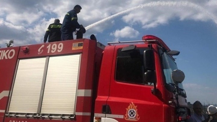 Φωτιά ΤΩΡΑ στο νησί του Καστού στη Λευκάδα